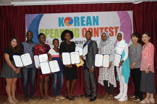 나이지리아 제3회 ‘한국어 말하기 대회’ 수상자들이 시상식 후 대회 심사위원들과 함께 기념촬영하고 있다.