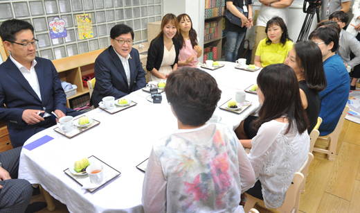 정부의 맞춤형 보육 정책 시행 첫 날인 1일 서울 성동구의 한 민간어린이집을 찾은 정진엽 보건복지부 장관이 보육교사 및 학부모들과 간담회를 하고 있다.