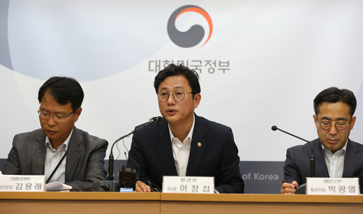 이정섭 환경부 차관이 1일 오전 정부세종청사 제2공용브리핑룸에서 친환경차 보급에 3조원, 충전인프라에 7천600억원, 노후경유차 조기폐차에 1천 800억원 등 5조원을 투자한다는 내용의