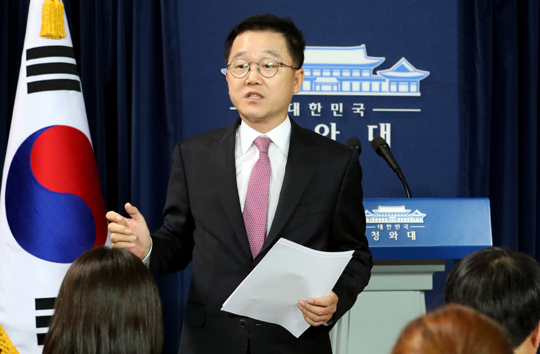 강석훈 경제수석이 12일 청와대 춘추관에서 몽골순방에 대한 경제관련 브리핑을 한 뒤 취재진의 질문에 답변하고 있다. (사진=저작권자(c) 연합뉴스, 무단 전재-재배포 금지)