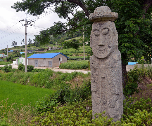 이를 드러내고 웃는 모습이 익살스러운 고란리 돌장승.