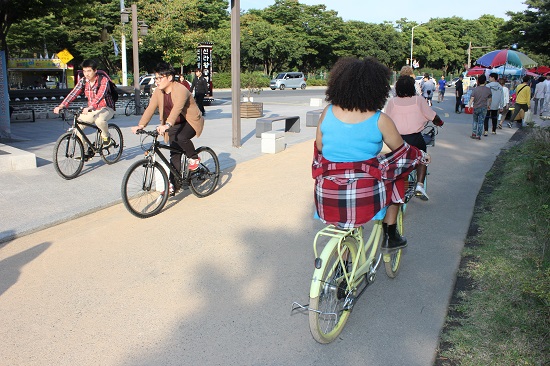 안압지(동궁과 월지) 일대를 여행하고 있는 자전거 여행객들.