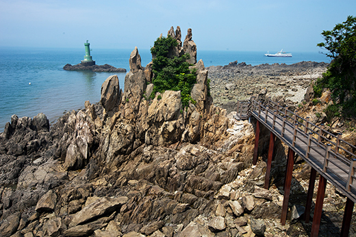 선착장 인근 해양생태탐방로 끝지점에 있는 오형제바위