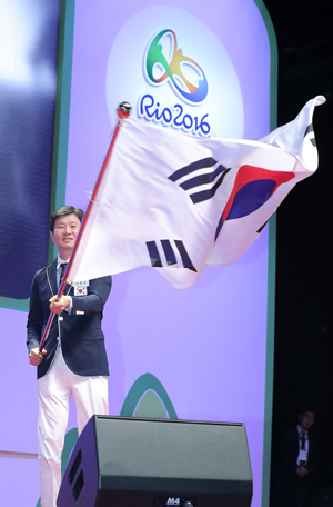  19일 서울 올림픽공원 내 올림픽홀에서 열린 2016리우하계올림픽 선수단 결단식에서 정몽규 선수단장이 태극기를 흔들고 있다.