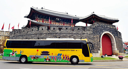 수원 시티투어버스를 이용하면 문화관광해설사와 함께 하루 종일 세계문화유산 도시를 여행할 수 있다.(사진=수원시)