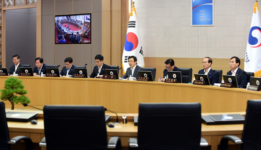 황교안 국무총리 주재로 26일 정부세종청사에서 세종-서울 간 영상국무회의가 열리고 있다.