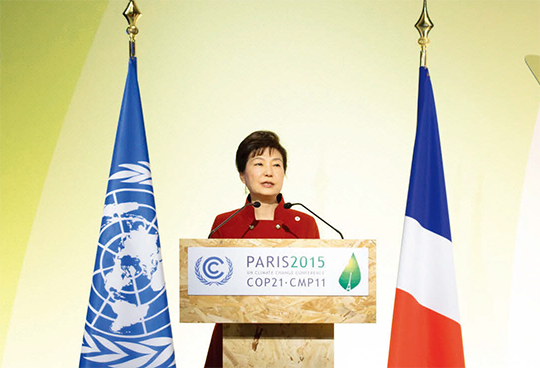 박근혜 대통령이 지난해 11월 프랑스 파리에서 열린 유엔 기후변화협약 당사국총회(COP21)에서 기조연설을 하고 있다. 박 대통령은 이 자리에서 ‘신기후체제의 성공을 위한 세 가지 실행방안’ 중 하나로 ‘에너지신산업 육성’을 꼽았다.(사진=청와대)