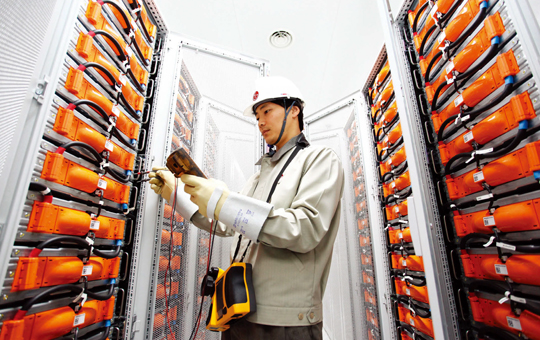 국내 ESS 시장은 올해 3000억 원 규모에서 2020년까지 6000억 원 규모로 커질 것으로 기대된다. 사진은 ESS 배터리를 생산하고 있는 LG화학 공장.(사진=동아DB)