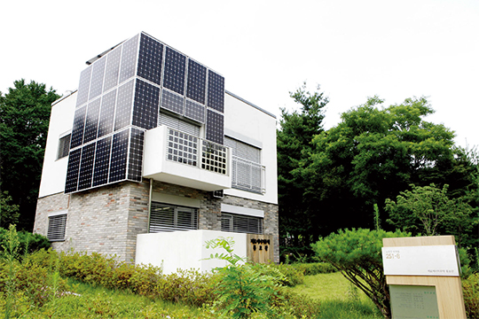 서울 노원구에 위치한 제로에너지 견본주택은 에너지 절감과 신재생에너지 기술이 적용된 제로에너지 주택의 모습을 보여주고 있다.