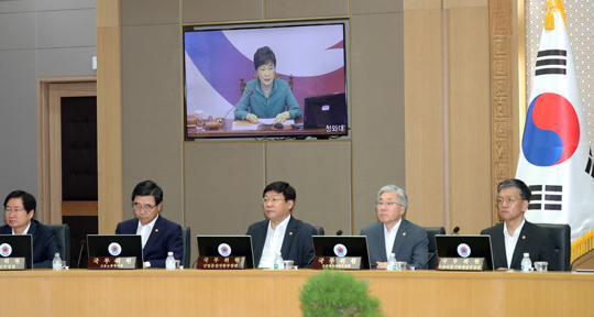 이기권 고용노동부 장관을 비롯한 국무위원들이 2일 오전 청와대-세종청사 간 영상국무회의가 열린 정부세종청사 국무회의장에서 대형 화면을 통해 박근혜 대통령 발언을 듣고 있다. (사진=저작권자(c) 연합뉴스, 무단 전재-재배포 금지)