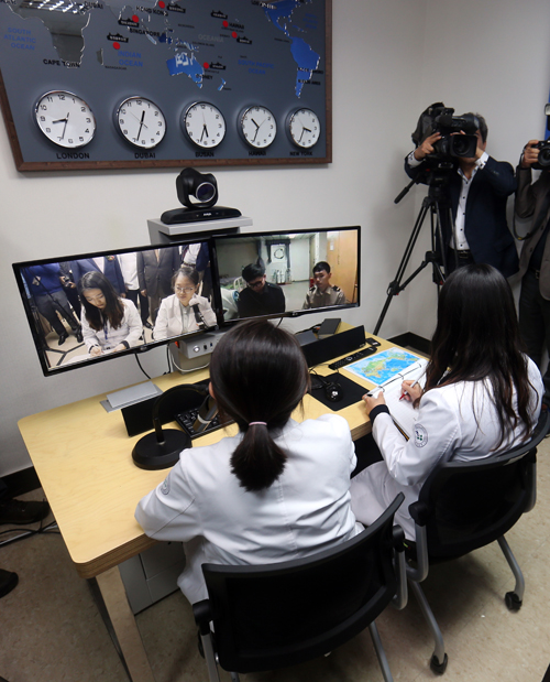 지난해 11월 12일 오후 부산대병원 융합의학기술원 해양의료연구센터에서 열린 ‘원양선원 해양원격의료 시연회’에서 병원 관계자가 해외에서 운항 중인 원양어선 선원들과 위성통화를 시도하며 원격진료 시범을 보이고 있다. (사진=저작권자(c) 연합뉴스, 무단 전재-재배포 금지)