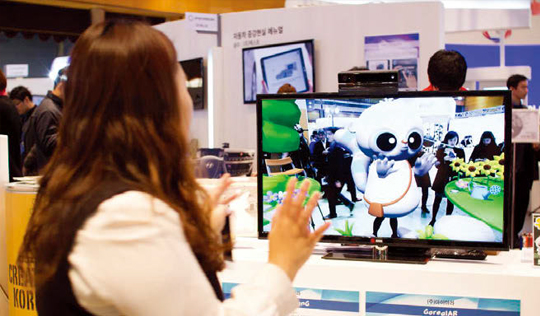 작년 11월 서울 삼성동 코엑스에서 열린 2015 창조경제박람회에 참가한 아이아라의 콘텐츠 ‘고릴라 증강현실’을 한 관람객이 시연해보고 있다. 