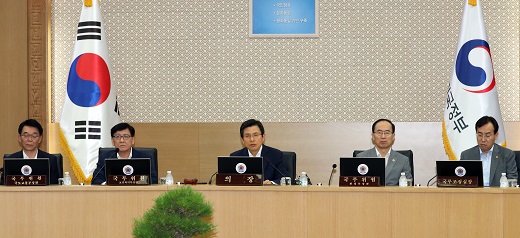 황교안 국무총리가 9일 오전정부세종청사에서 국무회의를 주재하고 있다.(사진=저작권자(c) 연합뉴스, 무단 전재-재배포 금지)