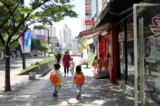 2010년부터 2015년 경찰청 교통사고 분석을 보면, 13세 미만 어린이 사망자 수가 지난해 13명에서 1년 새 25%증가한 것으로 나타나는 만큼 어린이 안전사고는 안전불감증에 의한 사고라고 할 수 있다.