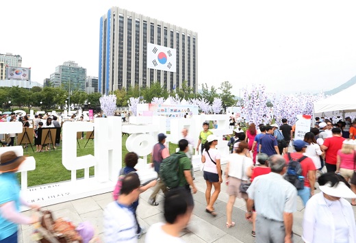 지난해 광복절을 맞아 서울 광화문광장에서 열린 거리 퍼레이드, 전시회 등에 시민들이 참여하고 있다.(사진=공감포토)