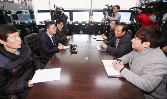 권영진 대구시장이 11일 오후 서울 세종로 정부서울청사에서 이석준 국무조정실장 주재로 열린 대구공항 통합이전 태스크포스(TF) 회의에서 대구시의 입장을 설명하고 있다.<저작권자(c) 연합뉴스, 무단 전재-재배포 금지>