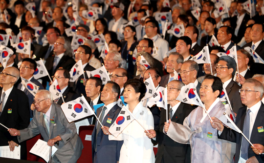 박근혜 대통령과 정세균 국회의장, 박유철 광복회장 등 참석자들이 15일 세종문화회관에서 열린 제71주년 광복절 경축식에서 광복절 노래를 부르며 태극기를 흔들고 있다. (사진=저작권자(c) 연합뉴스, 무단 전재-재배포 금지)