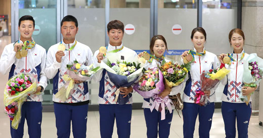 리우올림픽 전 종목 석권의 위업을 달성한 한국 양궁 대표팀 구본찬(왼쪽부터), 김우진, 이승윤, 장혜진, 기보배, 최미선이 16일 오전 인천공항을 통해 귀국, 메달을 들어 보이고 있다.(사진=저작권자(c) 연합뉴스, 무단 전재-재배포 금지)