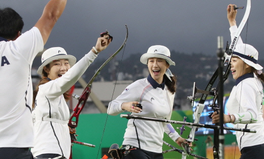 7일(현지시간) 브라질 리우데자네이루 삼보드로모 경기장에서 열린 2016 리우올림픽 여자양궁 단체전 결승에서 최미선(왼쪽부터), 기보배, 장혜진이 금메달을 확정 짓고 환호하고 있다.(사진=저작권자 (c) 연합뉴스. 무단전재-재배포금지) 