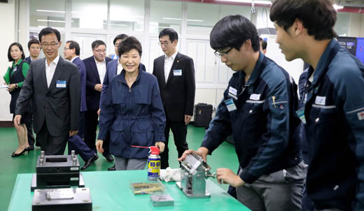 박근혜 대통령이 18일 오후 인천시 남구 산학일체형 도제학교인 인천기계공고를 방문, 학생들의 실습모습을 둘러보고 있다.(사진=저작권자(c) 연합뉴스, 무단 전재-재배포 금지)