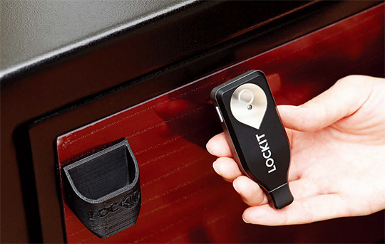 홍채 인식 기술과 암호화 기술을 기반으로 휴대할 수 있는 USB 형태의 보안 솔루션을 담은 제품 라킷(LOCKIT).