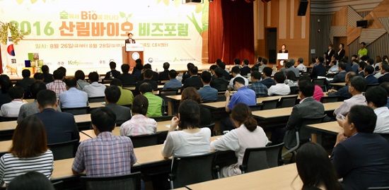 충북 오송 C&V센터에서 산림청 이창재 산림자원국장이 인사말을 하고 있다.