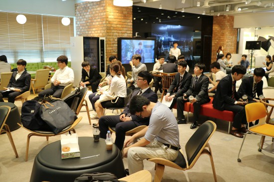 부산 창조경제혁신센터에서 면접을 기다리는 청년들.