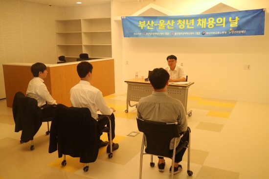 면접을 보고 있는 지원자들.