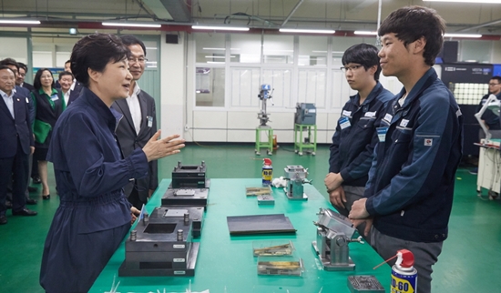 박근혜 대통령이 8월 18일, 도제학교 중 한 곳인 인천기계공고를 방문했다.(출처=청와대)