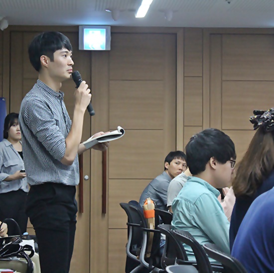 질문하는 청중 질문하는 청중