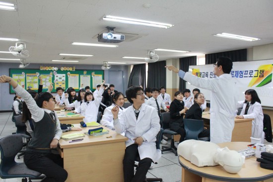 직업과 관련한 소품이나 의상을 함께 이용하며 , 실제 직업인으로서를 꿈을 꾸도록 도와주는 자유학기제 - 강동중학교