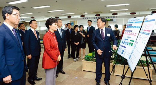박근혜 대통령이 2015년 5월 22일 천안고용복지플러스센터를 방문해 원스톱 복지 서비스에 대한 설명을 듣고 있다. (사진=보령시)