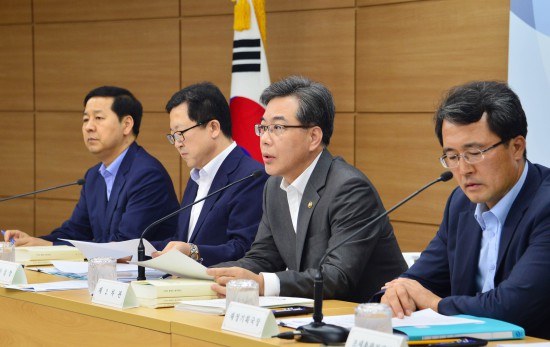 2017년도 예산안 브리핑을 하고 있는 송언석 기획재정부 차관.(출처=기재부 홈페이지)