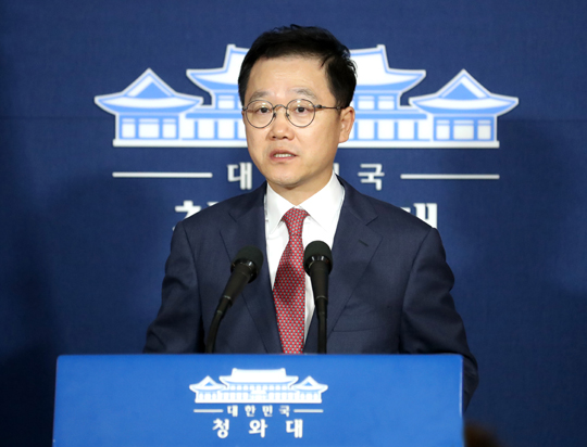 강석훈 경제수석이 1일 청와대 춘추관에서 러시아와 중국, 라오스 등 3개국 순방의 경제 관련 브리핑을 하고 있다.  (사진=저작권자(c)연합뉴스.무단전재-재배포금지)