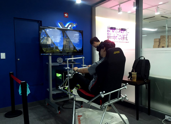 롤러코스터를 VR로 체험하고 있는 시민