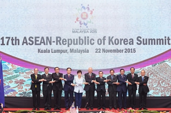 작년에 열렸던 제17차 한-ASEAN 정상회의