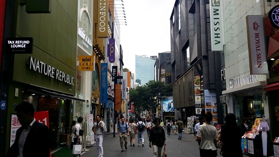 중국관광객들의 화장품 구매로 북적이는 명동 화장품 거리.