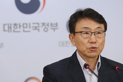 6일 오전 서울 세종로 정부서울청사에서 권덕철 보건복지부 보건의료정책실장이 C형간염예방 및 관리대책을 발표하고 있다.(사진=저작권자(c) 연합뉴스, 무단 전재-재배포 금지) 