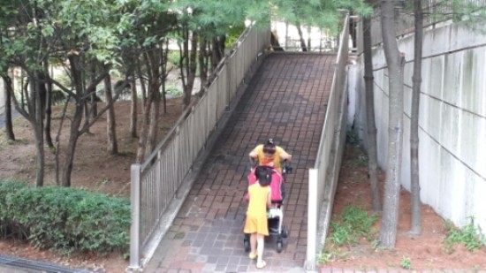 유모차를 타고 산책 중.
