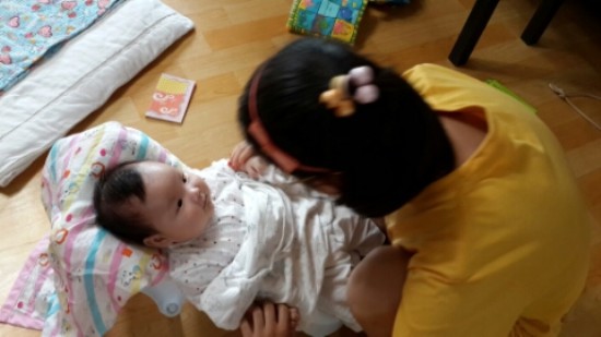 막내와 큰 아이의 눈맞춤.