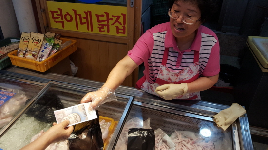 필자의 부모님이 온누리 상품권을 통해 장을 보는 모습. 이용객과 상인 모두에게 긍정적인 반응을 얻고 있다.