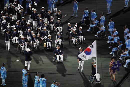 7일 오후(현지시간) 브라질 리우데자네이루 마라카낭 주경기장에서 열린 2016 패럴림픽 개막식에서 한국선수단이 입장하고 있다. (사진=저작권자(c) 연합뉴스, 무단 전재-재배포 금지)