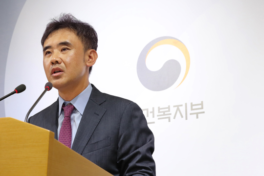 이동욱 보건복지부 보건산업정책국장이 지난 6일 보건복지부 공용브리핑룸에서 보건산업 종합발전전략에 대한 사전 브리핑을 하고 있다. (사진=저작권자(c) 연합뉴스, 무단 전재-재배포 금지) 