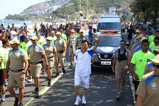 이희범 조직위원장이 오늘 새벽(한국시각) 브라질 리우데자네이루 이파네마 해변도로에서 2016리우패럴림픽대회의 성화 봉송 주자로 참여했다.(사진 = 평창동계올림픽조직위원회)
