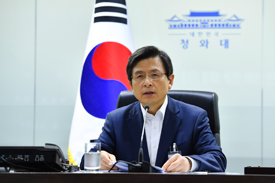 황교안 국무총리가 라오스를 방문 중인 박근혜 대통령을 대신해 9일 청와대 내 국가위기관리 상황실에서 북한의 핵실험 대책을 논의하기 위한 긴급 국가안전보장회의(NSC)를 주재하고 있다. (사진=청와대)