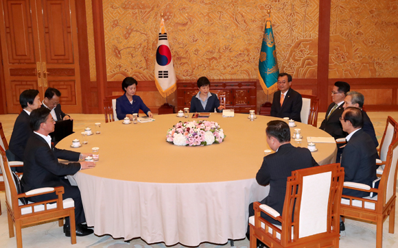 박근혜 대통령이 12일 오후 청와대에서 열린 여야 3당 대표 회동에서 대화하고 있다. 이날 회동에서는 순방 결과 비롯해서 북한의 5차 핵실험 감행으로 인한 현재의 엄중한 안보 상황과 대응 방안 등을 주로 논의했다. (사진=저작권자(c) 연합뉴스, 무단 전재-재배포 금지)