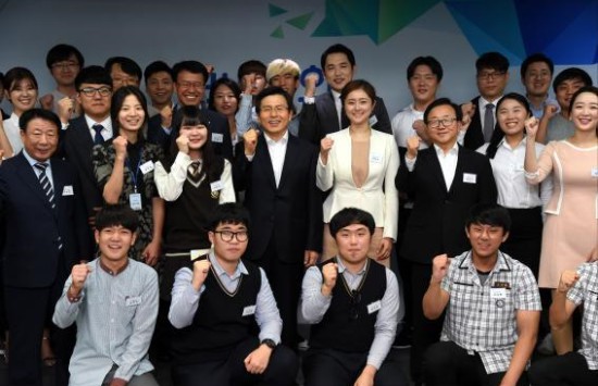 간담회가 끝난 후 기념사진 촬영을 하고 있다.