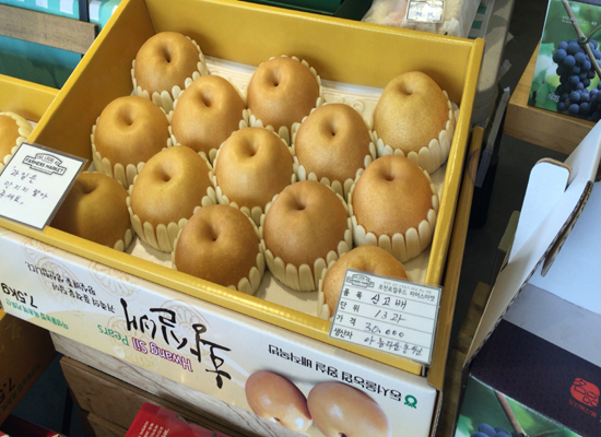 추석선물세트 용으로 판매되는 신선한 과일