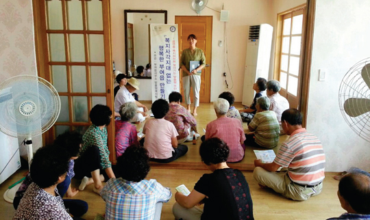 충남 부여군 부여읍은 ‘맞춤형 주민교육’을 실시해 각 마을 경로당을 찾아가 읍·면·동 복지 허브화 사업 배경과 기능, 역할 등을 소개하는 한편 복지사각지대 발굴을 위해 발로 뛰고 있다.