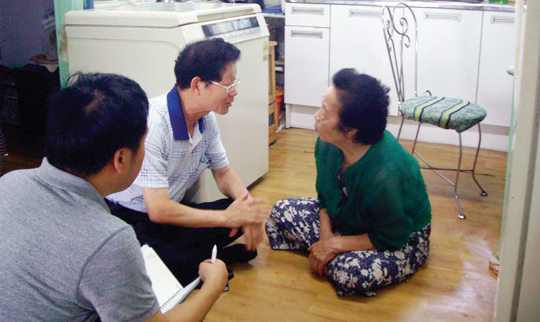 경기 화성시 남양읍 맞춤형복지팀장이 어르신 댁을 방문해 상담하고 있다.